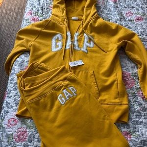 Gap sweats set